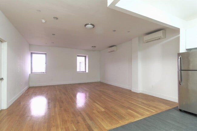 Building Photo - LUXURY 1 BED LOFT in Queens!