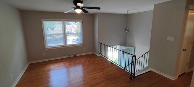 Foto del edificio - Renovated, Spacious Split Foyer homme