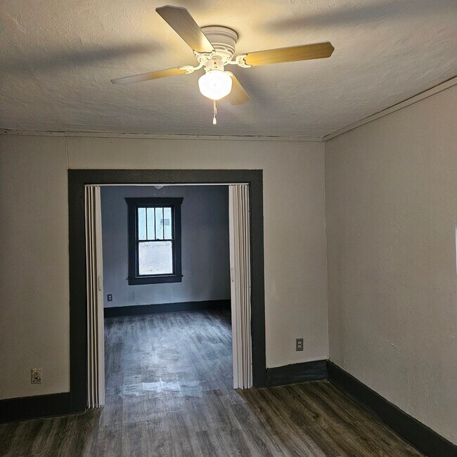 Entrada principal con sala de estar y segunda habitación - 1371 E Blaine St