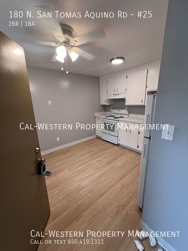 Building Photo - Corner unit, upstairs 2/1 apartment near W...