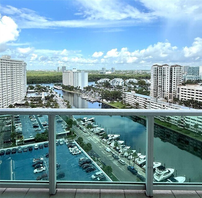 Foto del edificio - 100 Bayview Dr