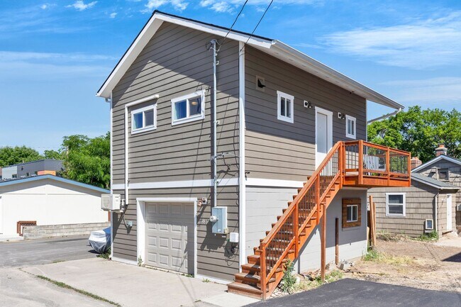 Foto del edificio - Modern One-Bedroom Above-Garage Apartment in Central Missoula