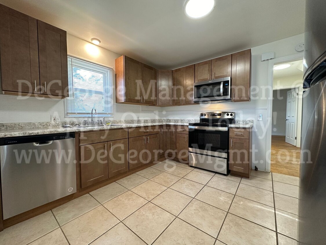 Primary Photo - Gorgeous Spacious 4 Bedroom 1.5 Bath Singl...