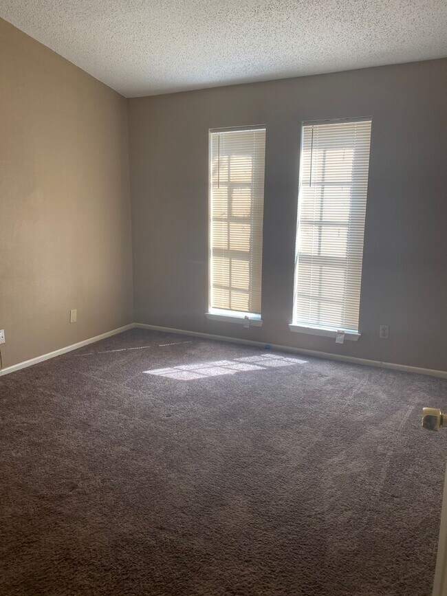 Foto del edificio - Spacious 2 Bed, 1.5 Bath Townhome – Prime Location off Airline & Holly