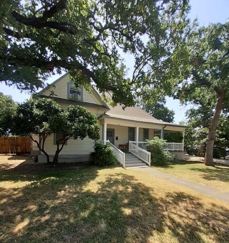 Photo - 1708-1710 Bolivar St (Denton, TX)