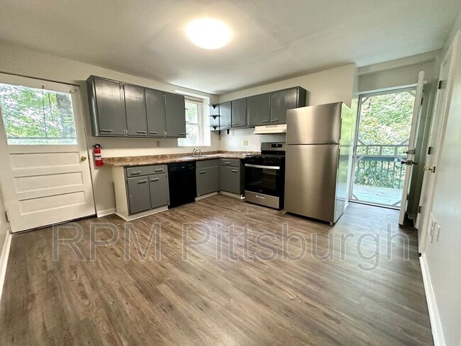 Building Photo - 373 Riverview Ave