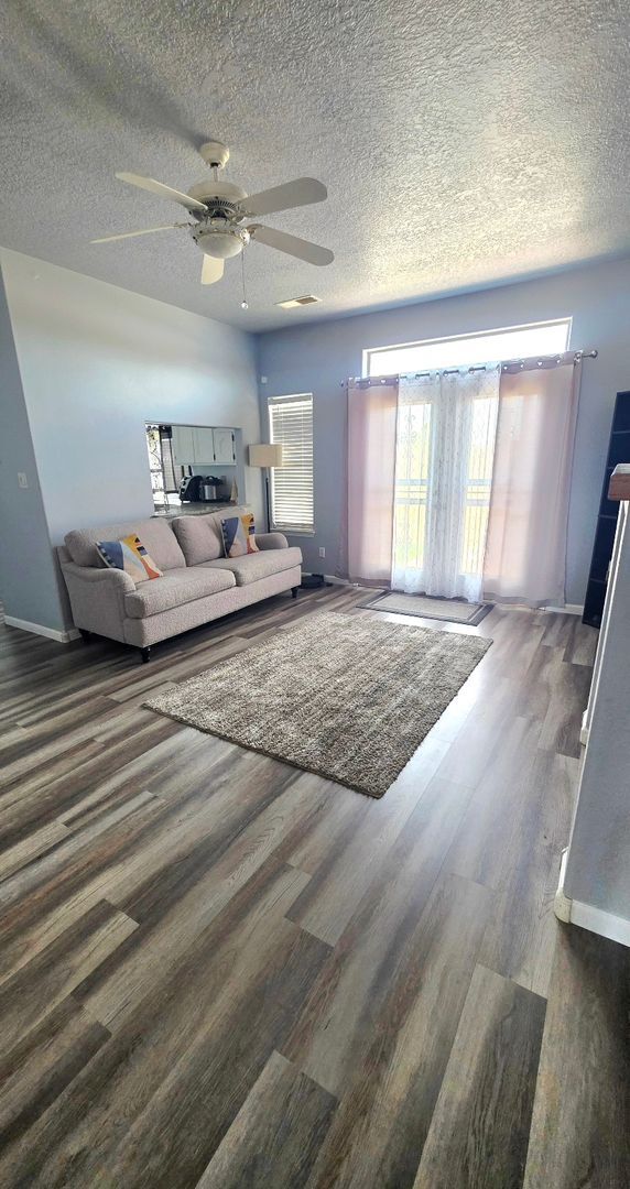 Foto del edificio - Spacious Northeast Heights Townhome for Rent!