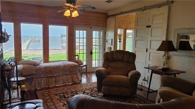 Building Photo - 3537 Shore Dr