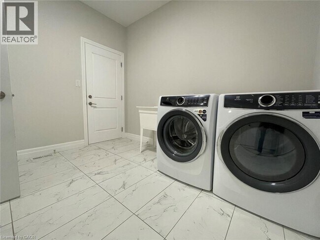 Photo du bâtiment - 131 Aspen Pkwy
