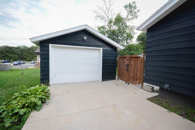 Foto del edificio - 2829 17th Ave NW