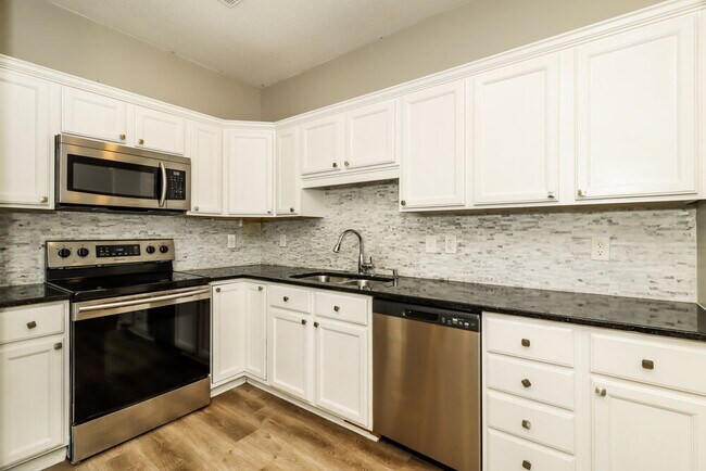 Building Photo - 4048 Golfview Ct