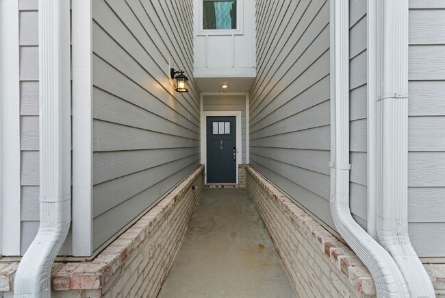 Building Photo - Modern 3 Bedroom, 2.5 Bath Townhome in Chapel Green
