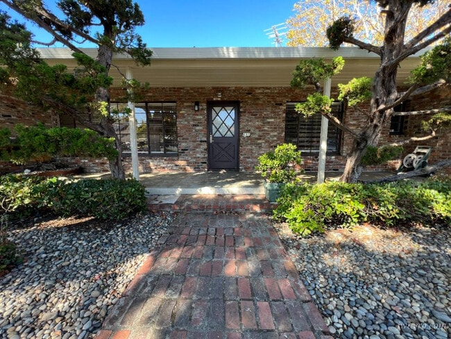 Building Photo - 831 Seale Ave