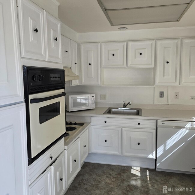 Building Photo - 14 Sussex Way