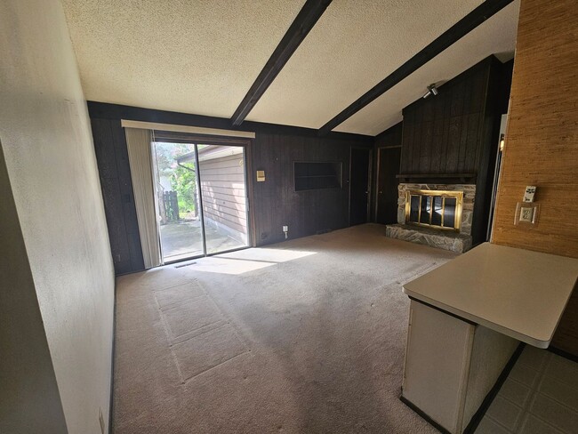 Building Photo - 3 Bedroom Single Family