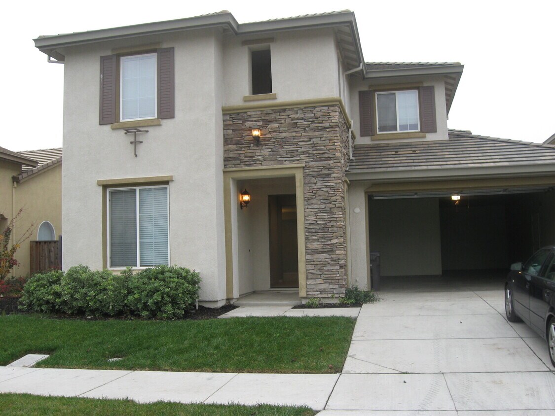 Foto principal - "Spacious 4-Bed, 3-Bath Retreat with 3,260...