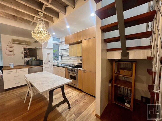 Building Photo - 1886 4BR 2BA Townhouse Duplex Renovated by...