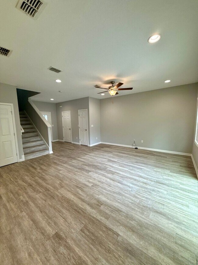 Foto del edificio - Great 3 bed 2.5 Bath House close to Intrac...
