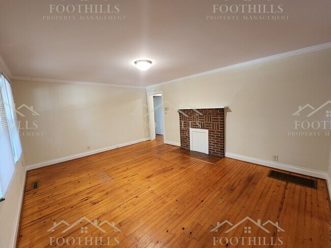 Foto del edificio - Charming 3-Bed, 2-Bath Home with Screened ...