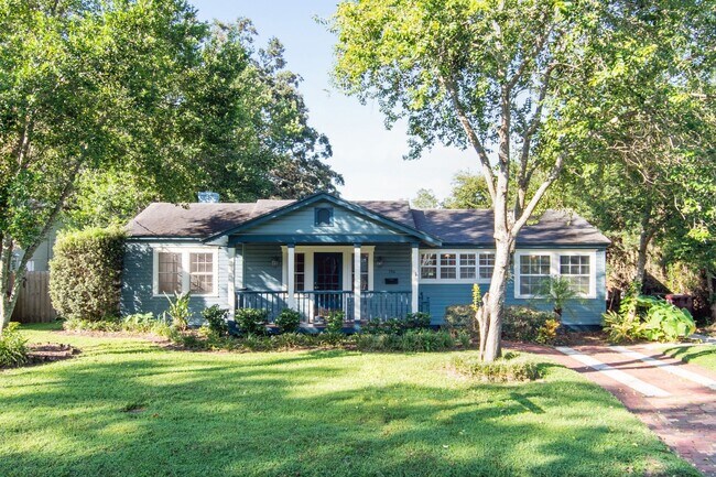 Building Photo - Super cute three bedroom two bathroom bung...