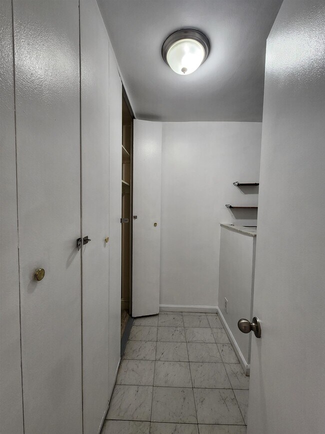 Foto del edificio - 270 Marin Blvd