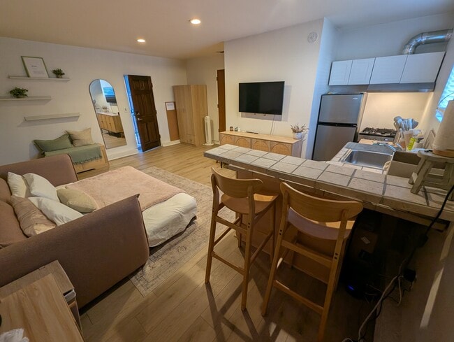 Building Photo - 301 Windward Ave