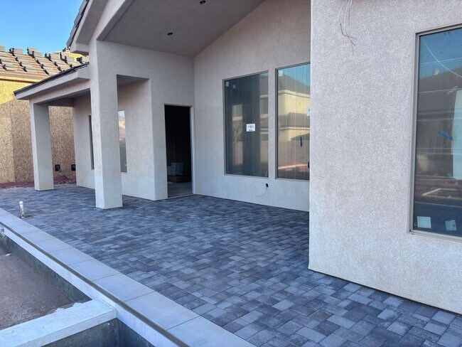 Foto del edificio - Gorgeous single story with 2 gathering rooms plus Pool and RV Garage