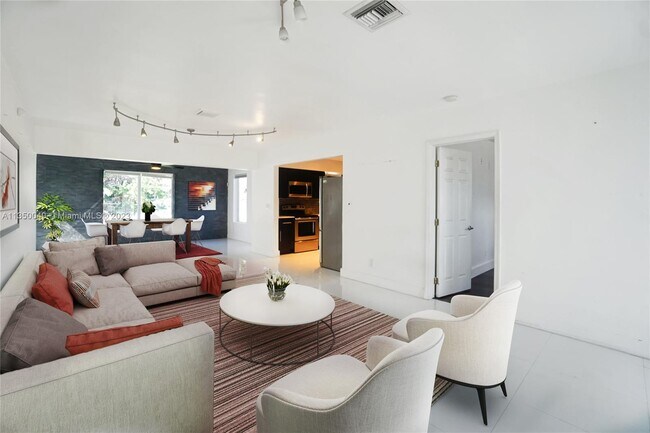 Foto del edificio - 21230 NE 24th Ct