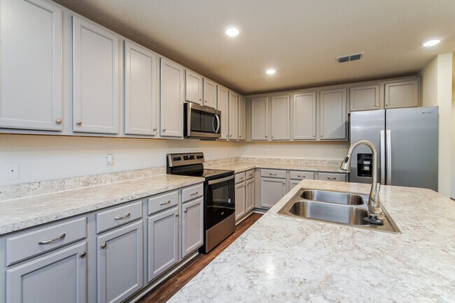 Foto del edificio - Spacious 4-Bedroom Home in Auburndale, FL