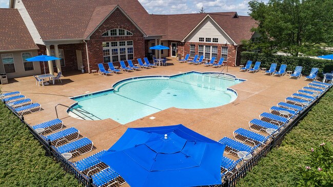 Piscina principal de Waterways - The Waterways of Lake Saint Louis Apartments