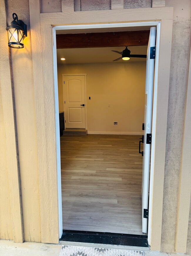 Foto del edificio - 1550 N Cypress Ave