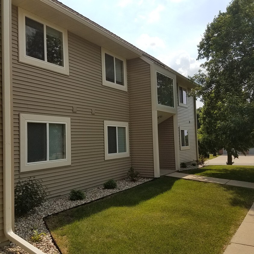 1302 Sunnyridge Rd, Pewaukee, WI 53072 Apartments in Pewaukee, WI