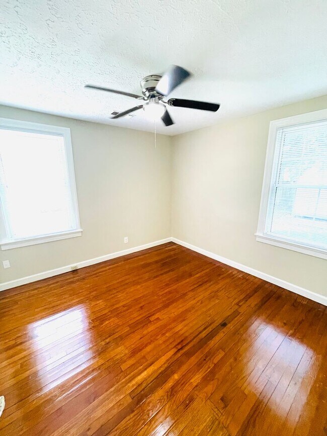 Building Photo - ** 2 bed 1 bath located in Chisholm ** Cal...
