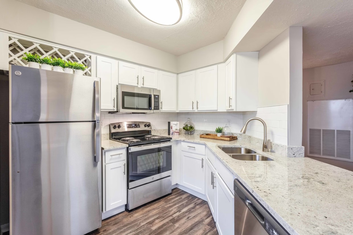 Building Photo - 160 E 95th St