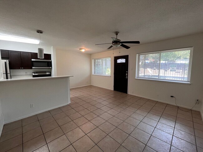 Foto del edificio - 1bed/1bath Condo in Travis Heights