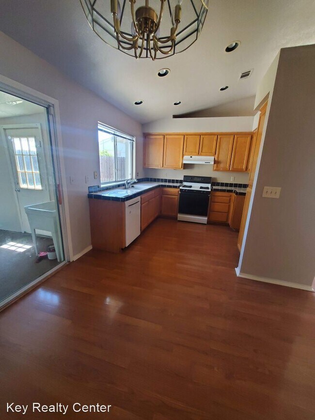 Building Photo - 3 br, 2 bath House - 6 Hallwood Court
