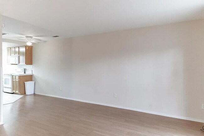 Foto del edificio - Stylish 2BR/2BA with Pool, In-Unit Laundry & Carport in Central Modesto – 1,182 Sq Ft
