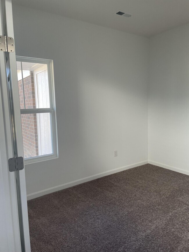 Building Photo - 5831 Parkview Ln