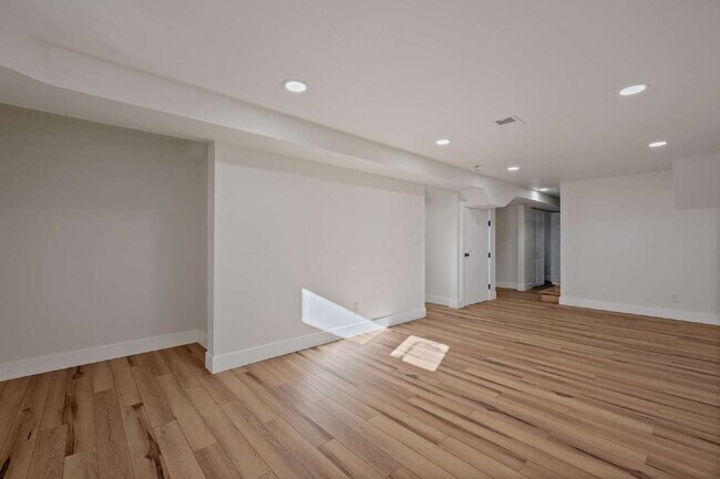 Foto del edificio - Completely Renovated Two Bedroom-One Bathroom Ready Now!