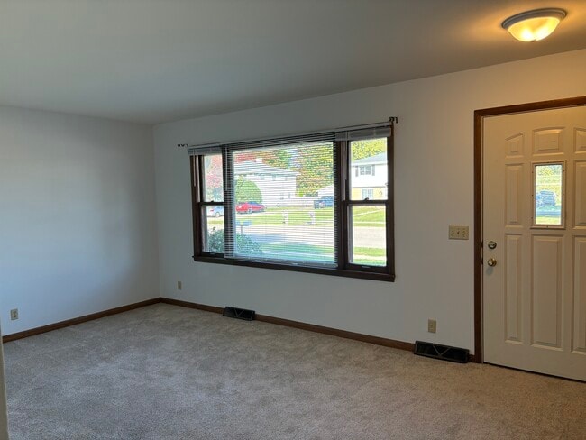 Building Photo - 37 W Klubertanz Dr