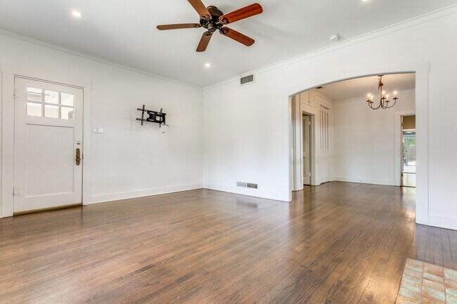Foto del edificio - 4-BEDROOM IN ALAMO HEIGHTS