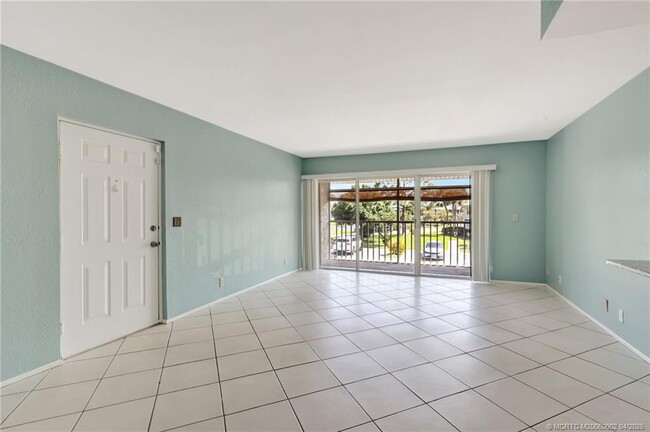 Building Photo - 1504 SE Royal Green Cir