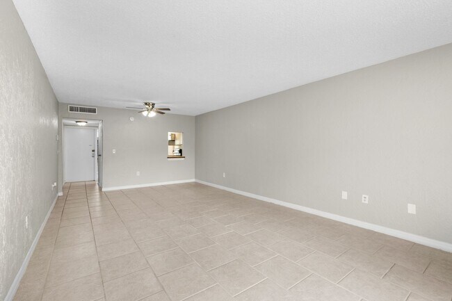 Foto del edificio - Fully Renovated 3BR/2BA Condo with Private Fenced Yard – Prime Location Near Oaks Mall & I-75