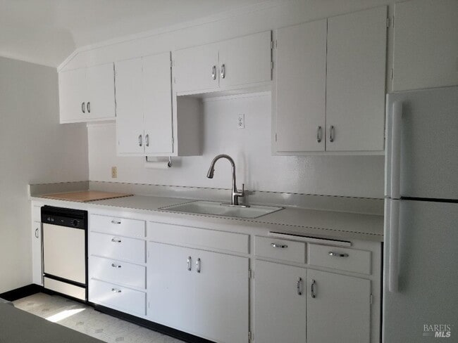 Building Photo - 305 2nd St