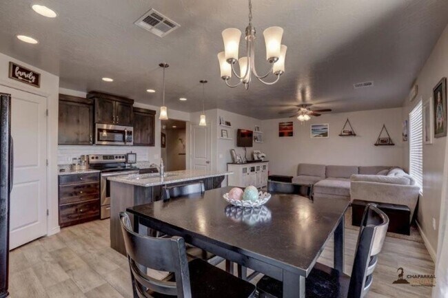 Foto del edificio - 3-Bedroom and 2.5 Bathroom Fossil Hills To...