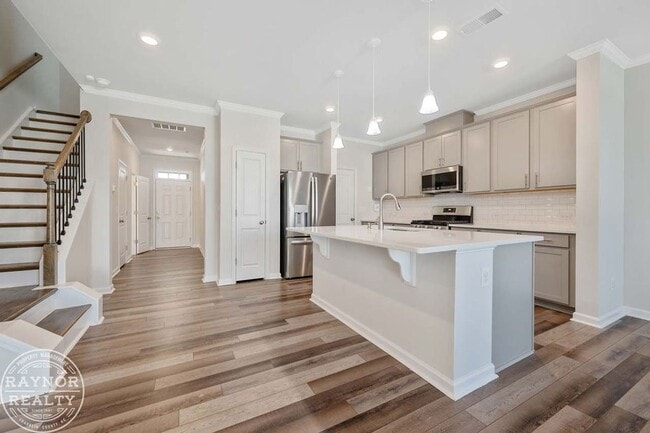 Building Photo - Like new townhome with easy access to 540