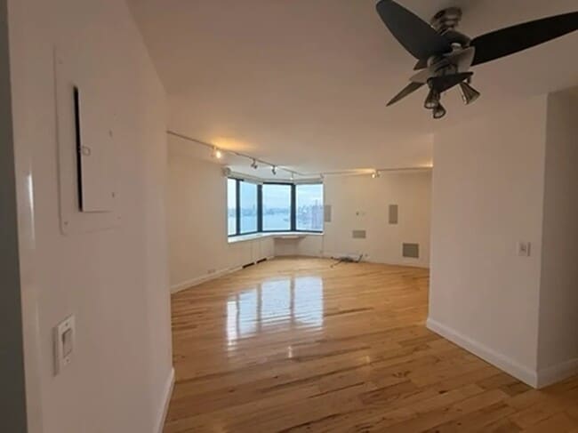 Building Photo - 415 E 37th St