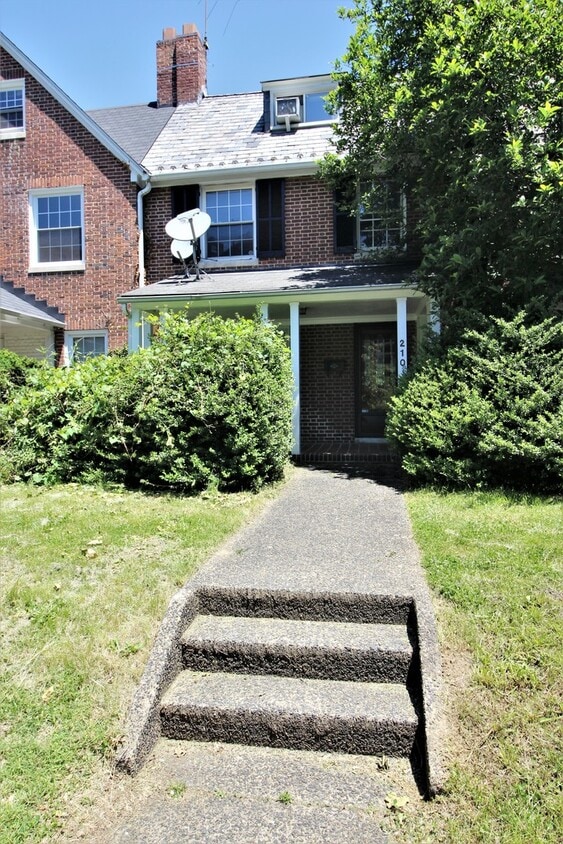 Foto principal - 2026/2027 Off-Campus JHU Spacious 5bd/2ba Rowhome OSP & W/D! Available 6/8