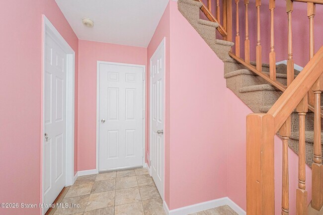 Foto del edificio - 857 Bloomingdale Rd