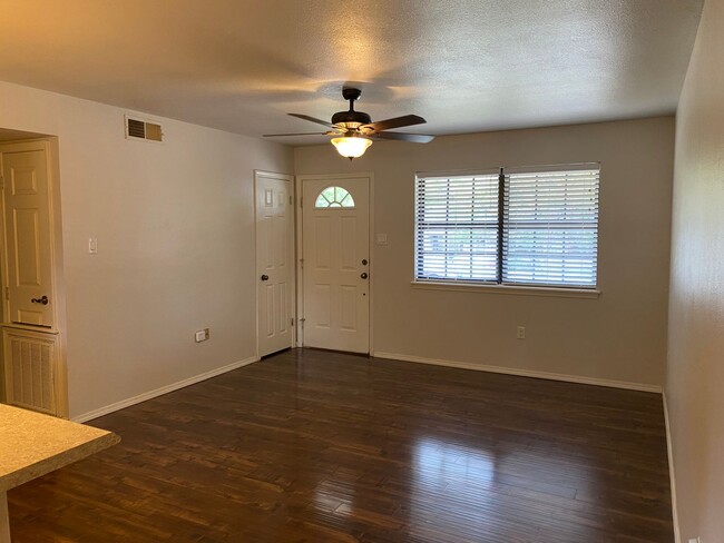 Building Photo - 606 Shadow Dr